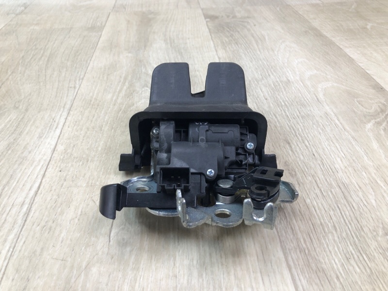 Замок крышки багажника VOLKSWAGEN PASSAT B7 11-15 1.8 CPRA