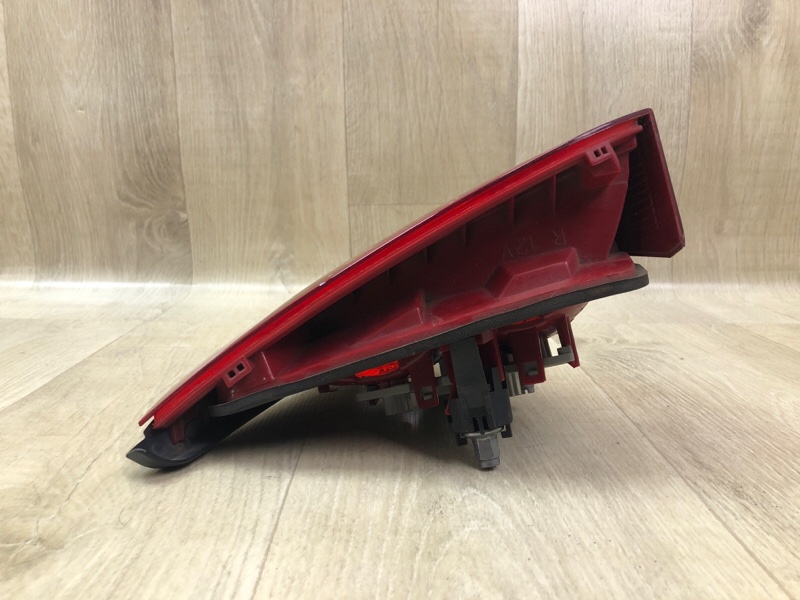 Фонарь внутренний правый VOLKSWAGEN PASSAT B7 11-15 1.8 CPRA Фонарь внутренний правый VOLKSWAGEN PASSAT B7 11-15 1.8 CPRA