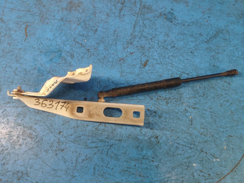 Петля капота левая AUDI Q5 08-16 8R0 823 301 A Б/У