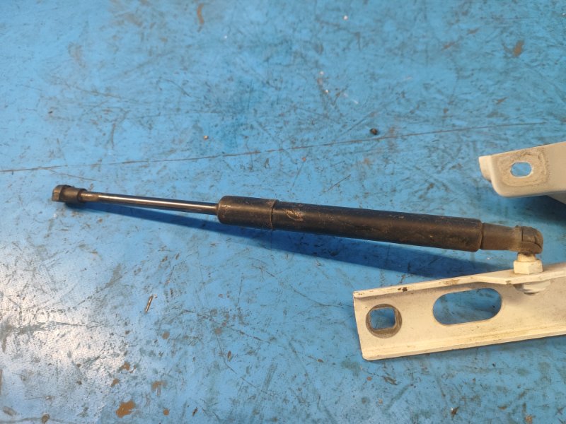 Петля капота левая Q5 08-16