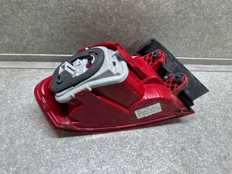 Фонарь наружный правый PASSAT B7 11-15 2014 1.8 CPRA Фонарь наружный правый PASSAT B7 11-15 2014 1.8 CPRA