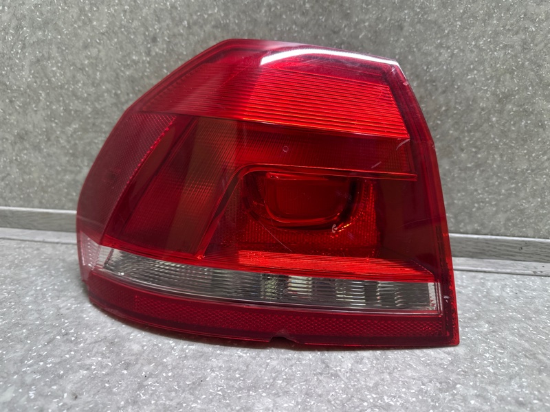 Запчасть фонарь наружный левый VOLKSWAGEN PASSAT B7 11-15 2014 1.8 CPRA 561945095H Б/У Фонарь наружный левый VOLKSWAGEN PASSAT B7 11-15 2014 1.8 CPRA 561945095H Б/У