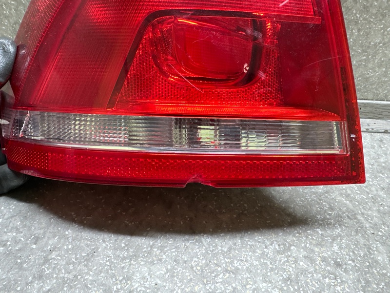 Фонарь наружный левый PASSAT B7 11-15 2014 1.8 CPRA Фонарь наружный левый PASSAT B7 11-15 2014 1.8 CPRA