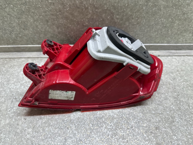 Фонарь наружный левый PASSAT B7 11-15 2014 1.8 CPRA Фонарь наружный левый PASSAT B7 11-15 2014 1.8 CPRA