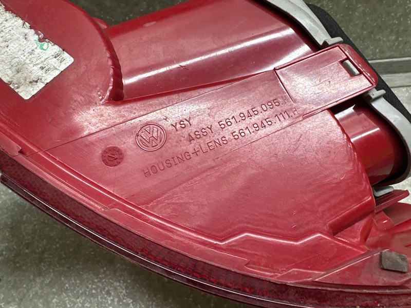 Фонарь наружный левый PASSAT B7 11-15 2014 1.8 CPRA Фонарь наружный левый PASSAT B7 11-15 2014 1.8 CPRA