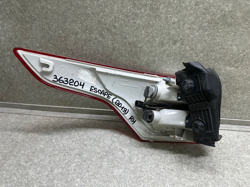 Фонарь наружный правый ESCAPE 12-19 2014