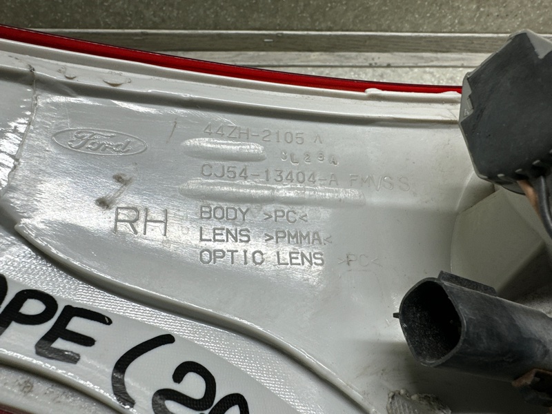 Фонарь наружный правый ESCAPE 12-19 2014