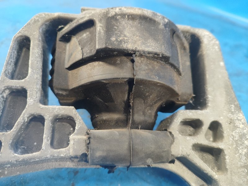 Подушка двигателя правая FOCUS 10-18 Подушка двигателя правая FOCUS 10-18