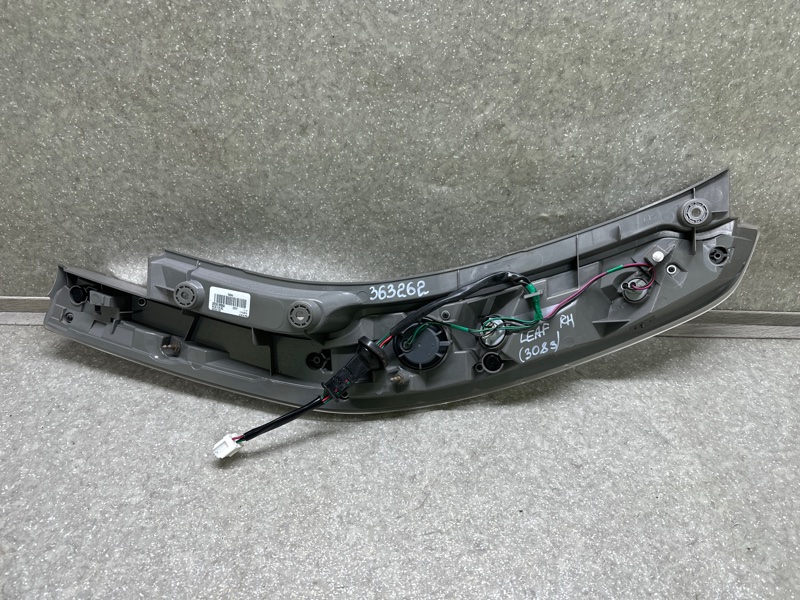 Фонарь наружный правый LEAF 10-17 EM61 Фонарь наружный правый LEAF 10-17 EM61