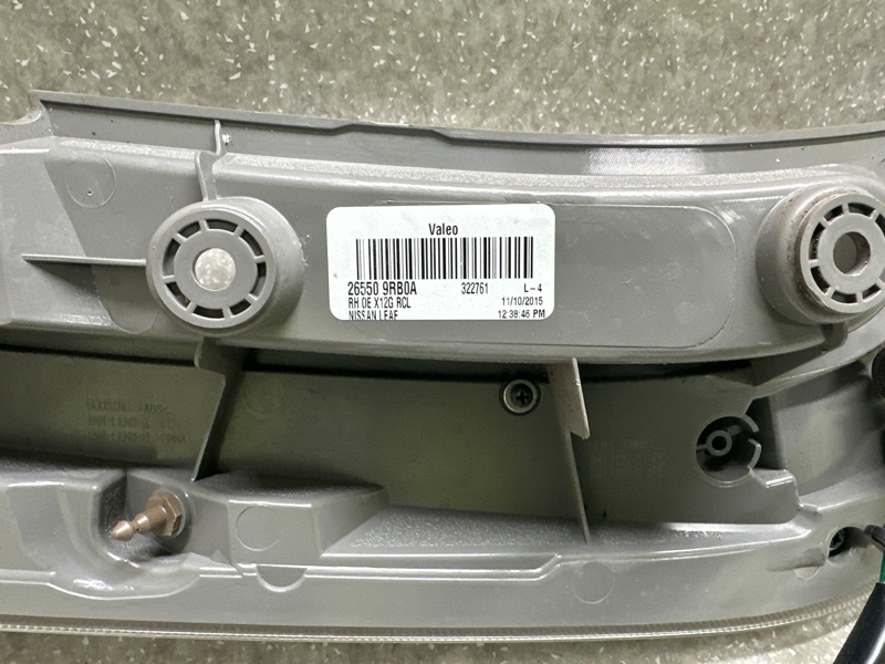 Фонарь наружный правый LEAF 10-17 EM61 Фонарь наружный правый LEAF 10-17 EM61