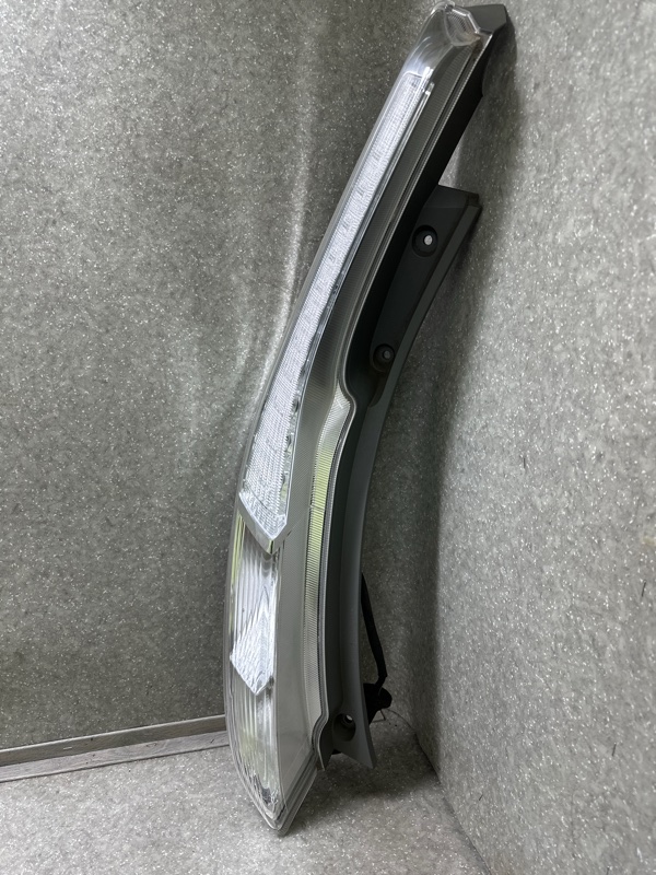 Фонарь наружный левый NISSAN LEAF 10-17 EM61 Фонарь наружный левый NISSAN LEAF 10-17 EM61