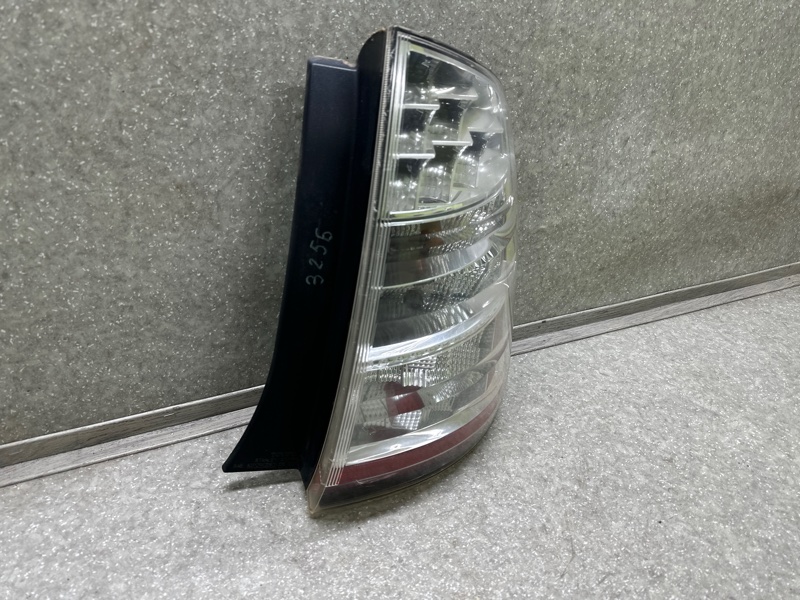 Фонарь наружный правый TOYOTA PRIUS - 20 03-11 Фонарь наружный правый TOYOTA PRIUS - 20 03-11