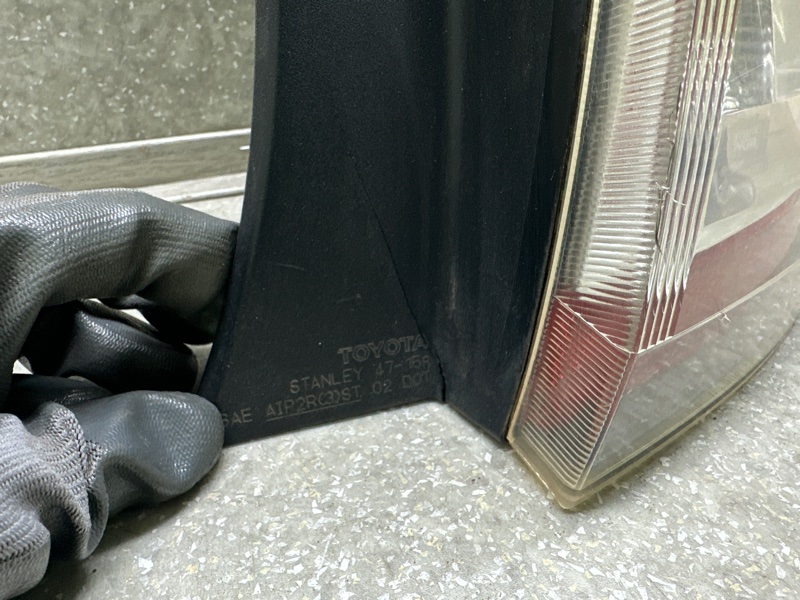 Фонарь наружный правый PRIUS - 20 03-11 Фонарь наружный правый PRIUS - 20 03-11