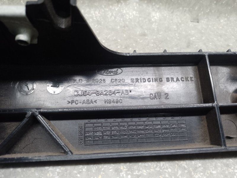 Кронштейн решетки радиатора ESCAPE 12-19