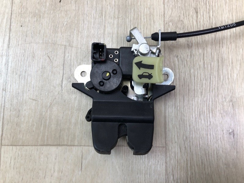 Запчасть замок крышки багажника HYUNDAI SONATA YF 10-14 Седан 812303Q000 Б/У Замок крышки багажника HYUNDAI SONATA YF 10-14 Седан 812303Q000 Б/У