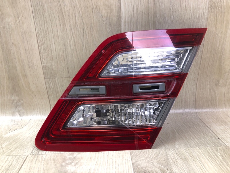 Запчасть фонарь внутренний правый FORD TAURUS 10-19 DG1Z-13404-L Б/У Фонарь внутренний правый FORD TAURUS 10-19 DG1Z-13404-L Б/У