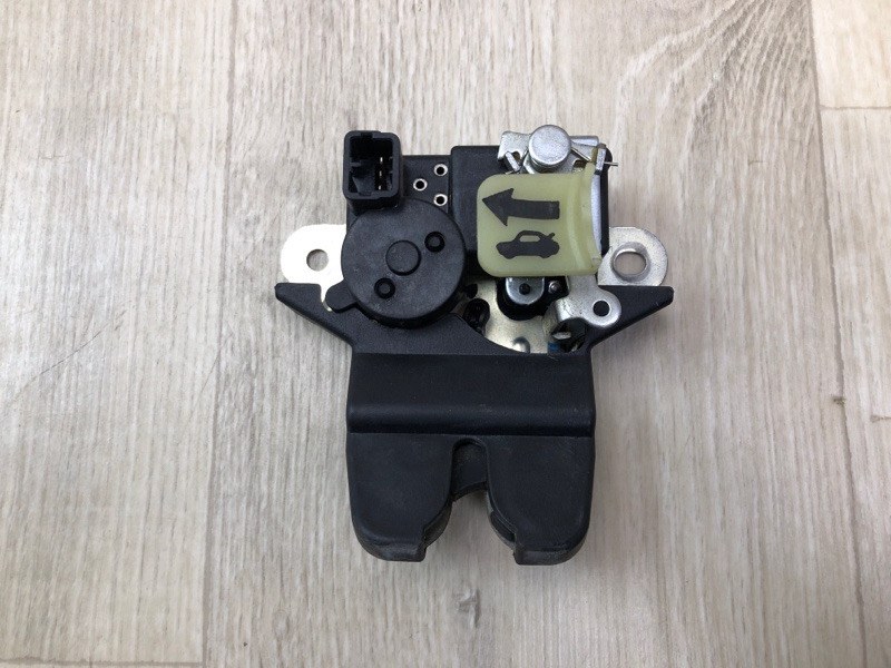 Запчасть замок крышки багажника HYUNDAI GENESIS COUPE 09-16 812300A501 Б/У Замок крышки багажника HYUNDAI GENESIS COUPE 09-16 812300A501 Б/У