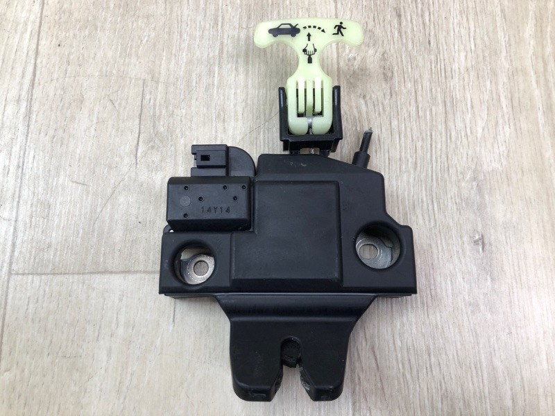 Запчасть замок крышки багажника TOYOTA CAMRY 55 14-17 2015 2.5 2ARFE 6460006041 Б/У Замок крышки багажника TOYOTA CAMRY 55 14-17 2015 2.5 2ARFE 6460006041 Б/У