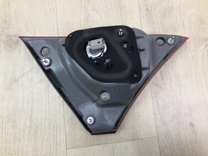 Фонарь внутренний правый CAMRY 55 14-17 2015 2.5 2ARFE