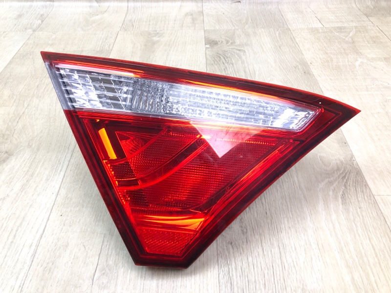 Запчасть фонарь внутренний левый TOYOTA CAMRY 55 14-17 2015 2.5 2ARFE 8159006410 Б/У Фонарь внутренний левый TOYOTA CAMRY 55 14-17 2015 2.5 2ARFE 8159006410 Б/У