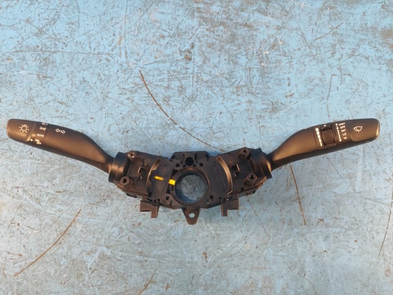 Запчасть подрулевой переключатель HYUNDAI ELANTRA AD 16- 2016 2.0 G4NH 93401-F2500 Б/У Подрулевой переключатель HYUNDAI ELANTRA AD 16- 2016 2.0 G4NH 93401-F2500 Б/У