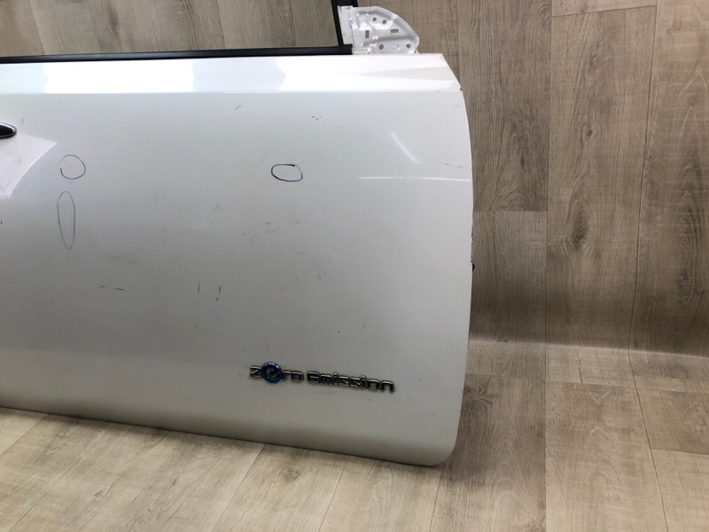 Дверь передняя правая LEAF 10-17 EM61