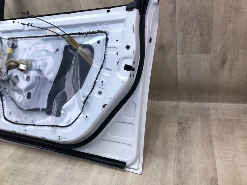 Дверь передняя правая LEAF 10-17 EM61