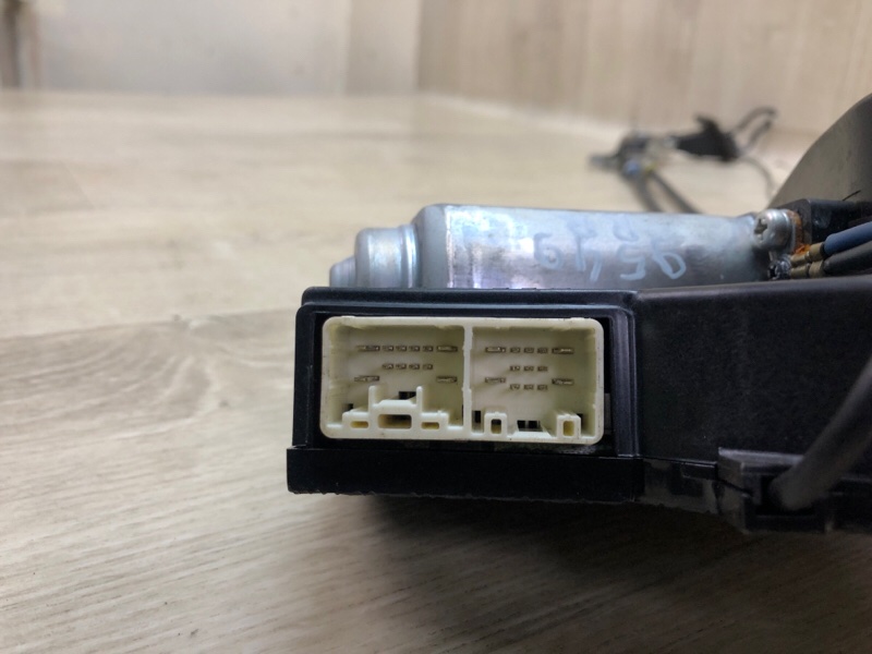 Моторчик привода сдвижной двери задний правый SIENNA 11-16 2011 3.5 2GR-FE Моторчик привода сдвижной двери задний правый SIENNA 11-16 2011 3.5 2GR-FE