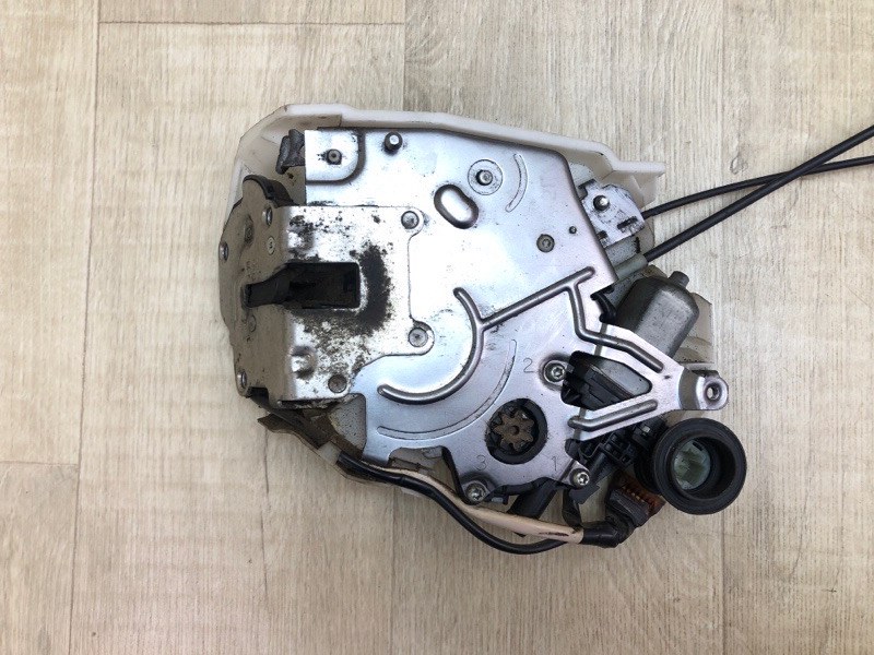 Замок двери задний левый TOYOTA SIENNA 11-16 3.5 2GR-FE