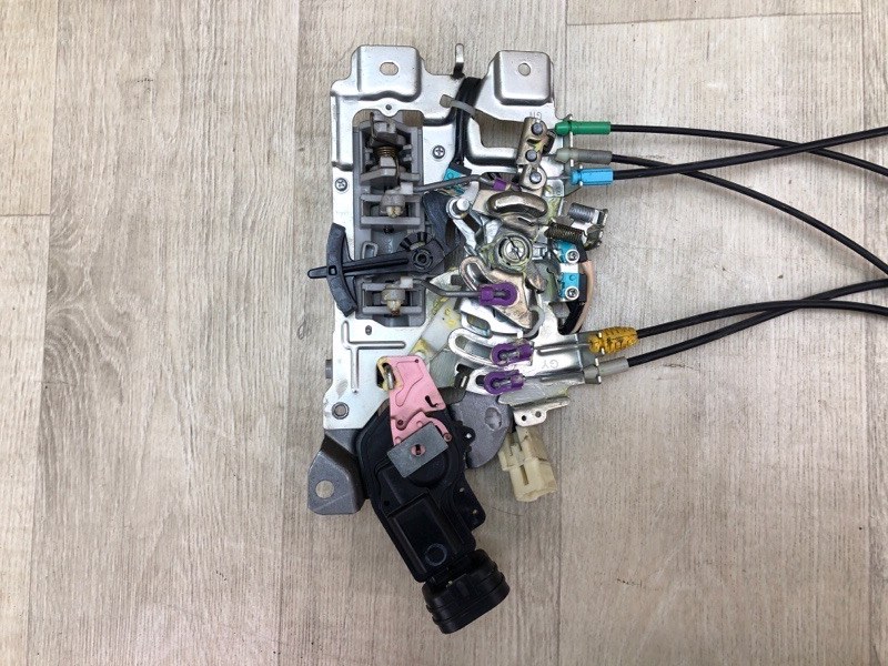 Замок двери задний левый SIENNA 11-16 2011 3.5 2GR-FE