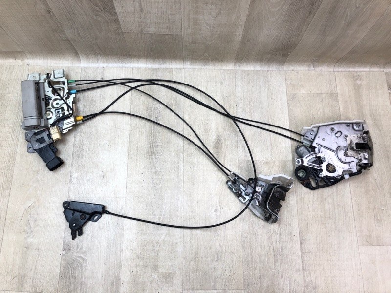 Запчасть замок двери задний правый TOYOTA SIENNA 11-16 2011 3.5 2GR-FE 6920008020 Б/У Замок двери задний правый TOYOTA SIENNA 11-16 2011 3.5 2GR-FE 6920008020 Б/У