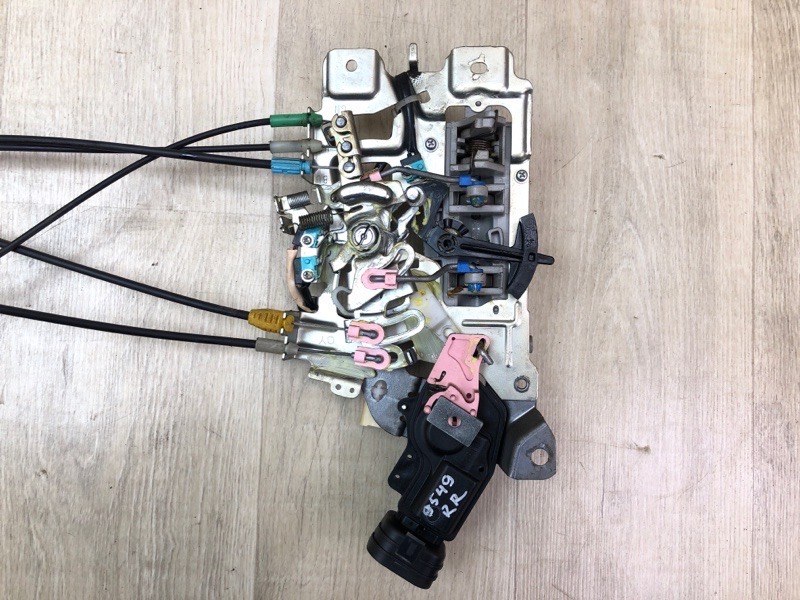 Замок двери задний правый SIENNA 11-16 2011 3.5 2GR-FE Замок двери задний правый SIENNA 11-16 2011 3.5 2GR-FE