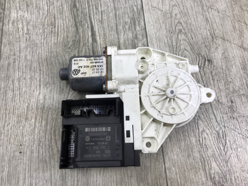 Моторчик стеклоподъемника передний правый JETTA 05-10 2007 Седан 2.5