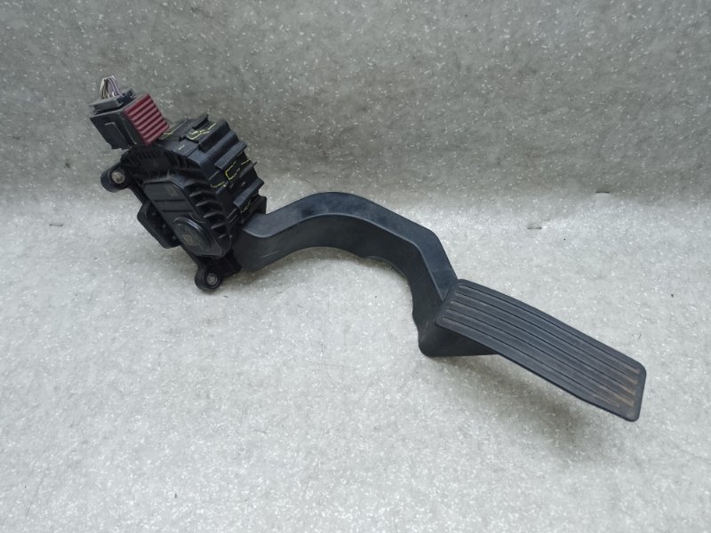 Запчасть педаль газа JEEP CHEROKEE 14- 2014 3.2 EHB 4581652AC Б/У Педаль газа JEEP CHEROKEE 14- 2014 3.2 EHB 4581652AC Б/У