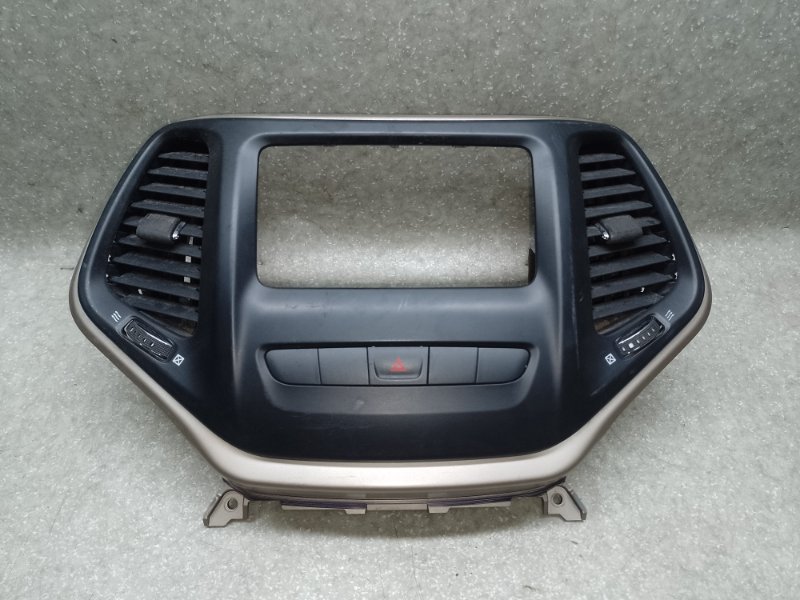 Накладка торпедо под магнитолу JEEP CHEROKEE 14- 2014 3.2 EHB 1WG521S5AB Б/У