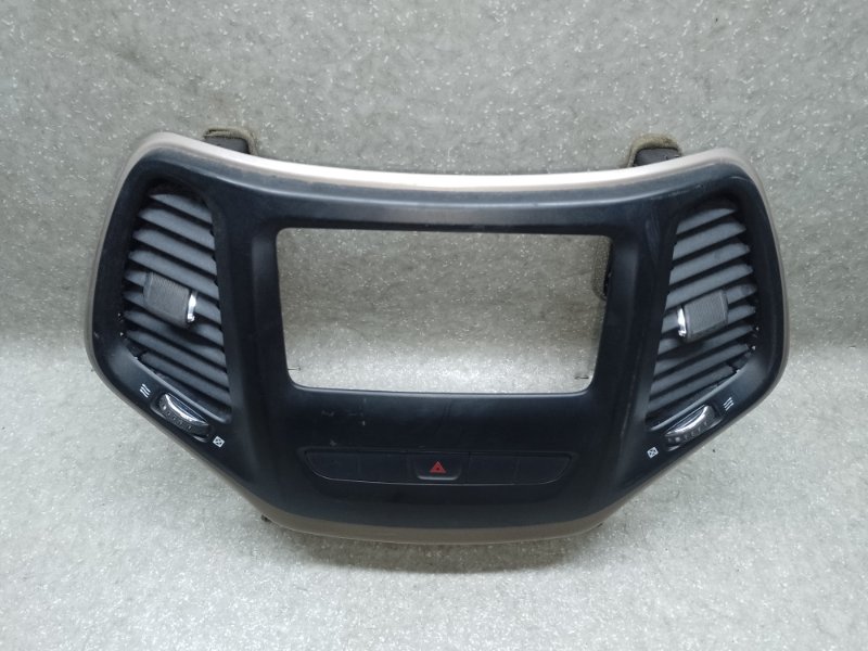 Накладка торпедо под магнитолу CHEROKEE 14- 2014 3.2 EHB