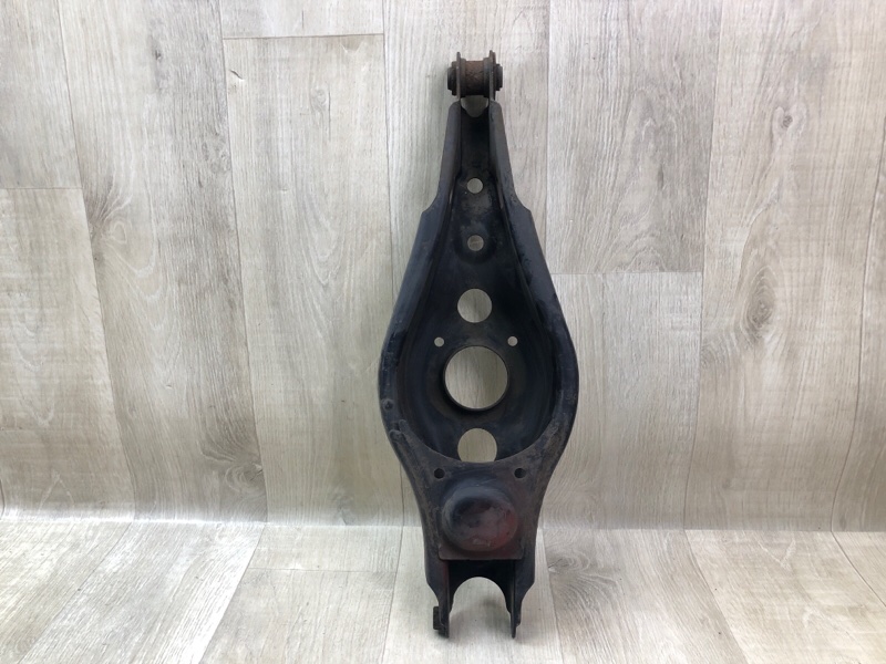 Рычаг задней подвески поперечный нижний левый TOYOTA RAV4 05-12 Рычаг задней подвески поперечный нижний левый TOYOTA RAV4 05-12