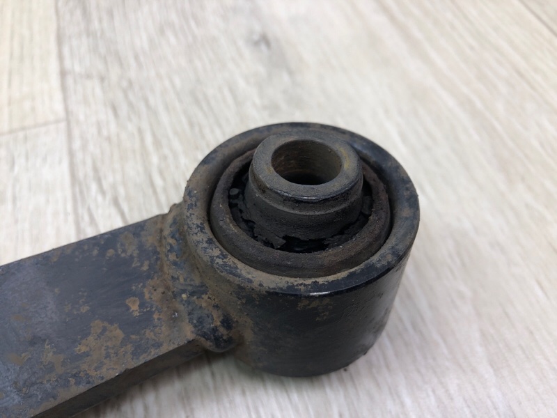 Рычаг задней подвески поперечный верхний правый RAV4 05-12 Рычаг задней подвески поперечный верхний правый RAV4 05-12