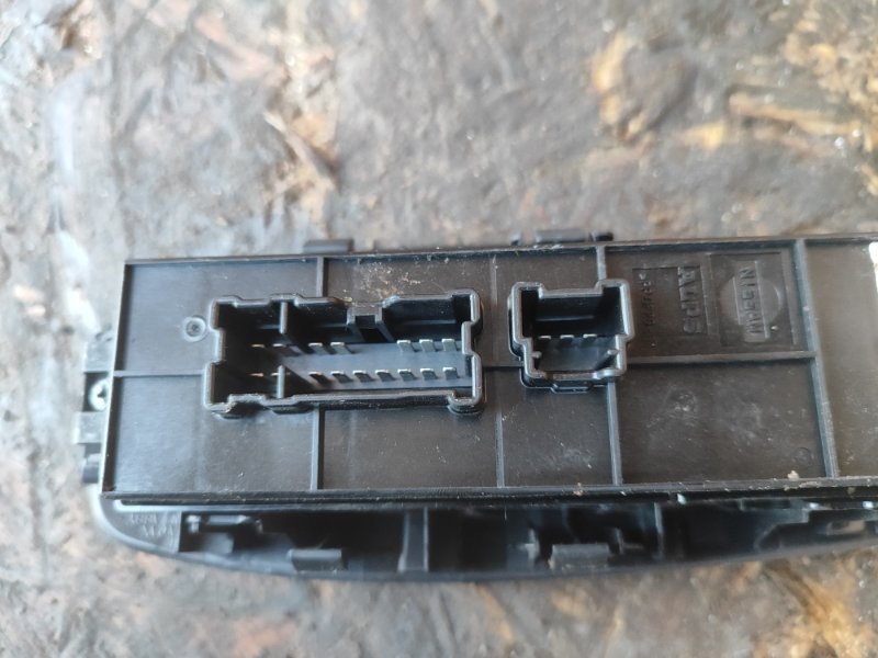 Блок управления стеклоподъемниками левый PATHFINDER R52 12-21 Блок управления стеклоподъемниками левый PATHFINDER R52 12-21