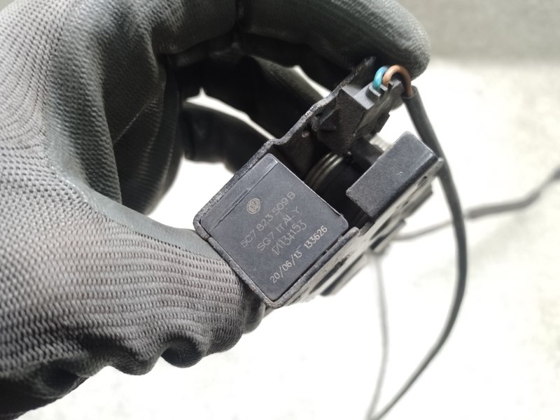 Замок капота PASSAT B7 11-15 2014 1.8 CPRA Замок капота PASSAT B7 11-15 2014 1.8 CPRA