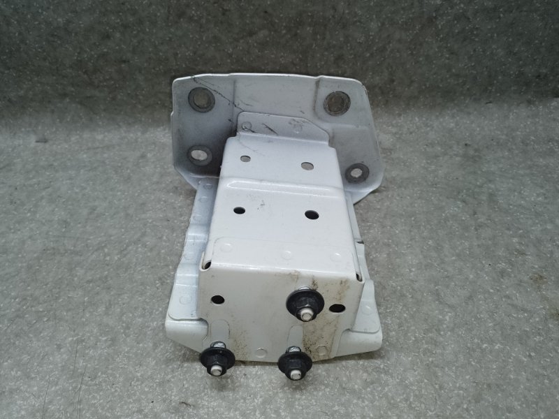 Запчасть кронштейн усилителя переднего бампера правый NISSAN LEAF 10-17 EM61 G51143NFMA Б/У Кронштейн усилителя переднего бампера правый NISSAN LEAF 10-17 EM61 G51143NFMA Б/У