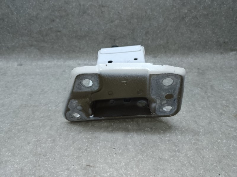 Кронштейн усилителя переднего бампера правый LEAF 10-17 EM61 Кронштейн усилителя переднего бампера правый LEAF 10-17 EM61