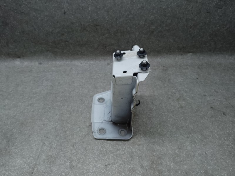 Кронштейн усилителя переднего бампера правый NISSAN LEAF 10-17 EM61 Кронштейн усилителя переднего бампера правый NISSAN LEAF 10-17 EM61