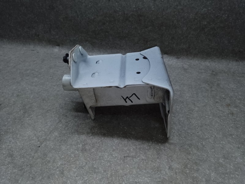 Кронштейн усилителя переднего бампера левый NISSAN LEAF 10-17 EM61 Кронштейн усилителя переднего бампера левый NISSAN LEAF 10-17 EM61