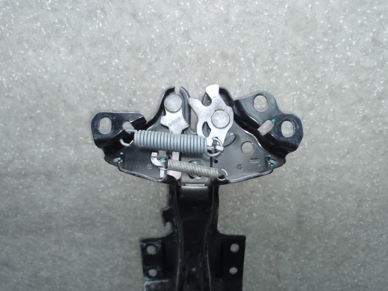 Замок капота LEAF 10-17 EM61 Замок капота LEAF 10-17 EM61