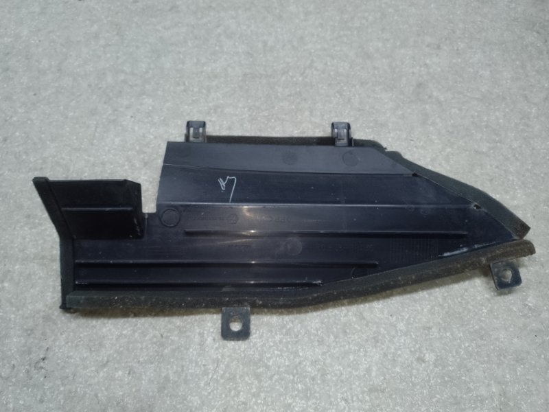 Дефлектор радиатора правый LEAF 10-17 EM61 Дефлектор радиатора правый LEAF 10-17 EM61