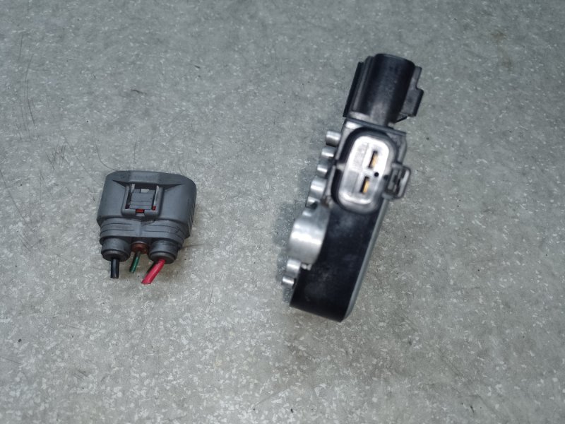 Блок управления вентилятором радиатора LEAF 10-17 EM61 Блок управления вентилятором радиатора LEAF 10-17 EM61