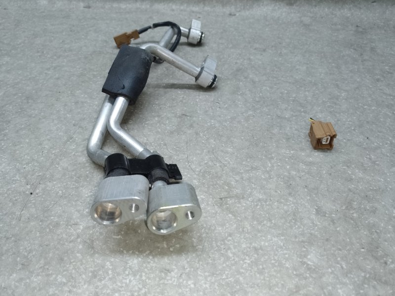 Трубка кондиционера LEAF 10-17 EM61 Трубка кондиционера LEAF 10-17 EM61