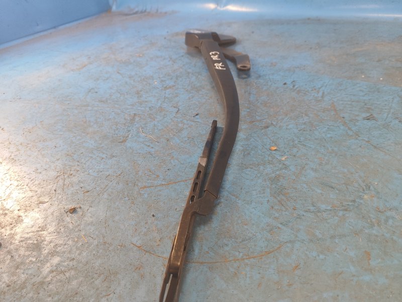 Поводок стеклоочистителя передний правый PRIUS - 30 09-17