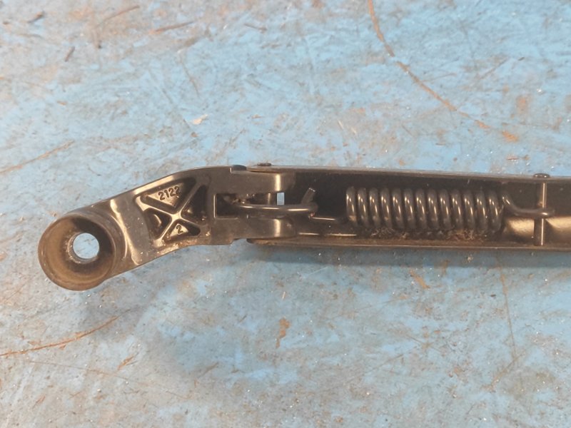 Поводок стеклоочистителя передний левый PRIUS - 30 09-17